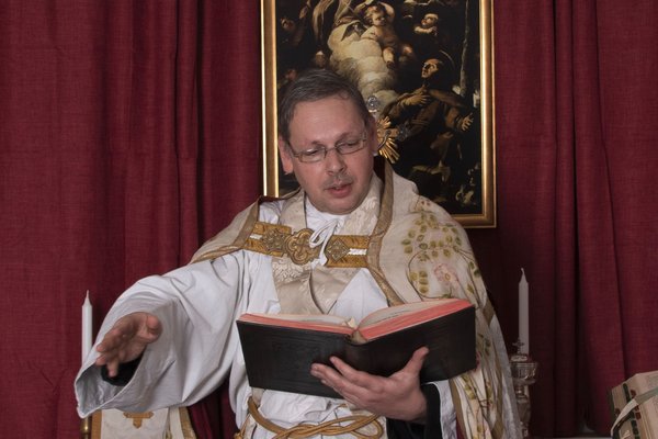 Simon Gábor atya áldást oszt